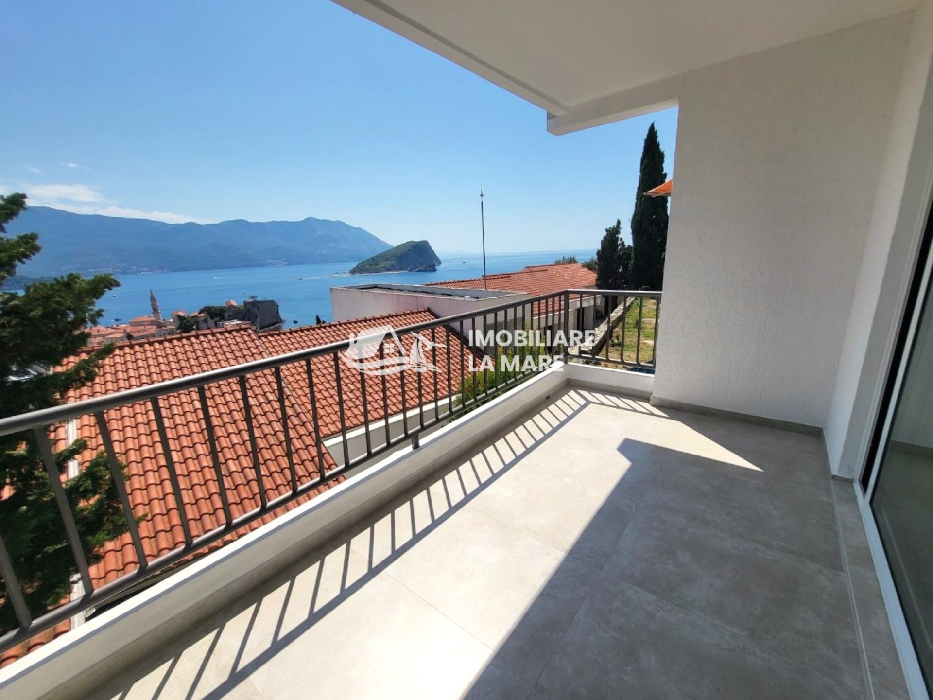 Apartament renovat cu vedere magnifică la mare, locație atractivă, Budva, Muntenegru