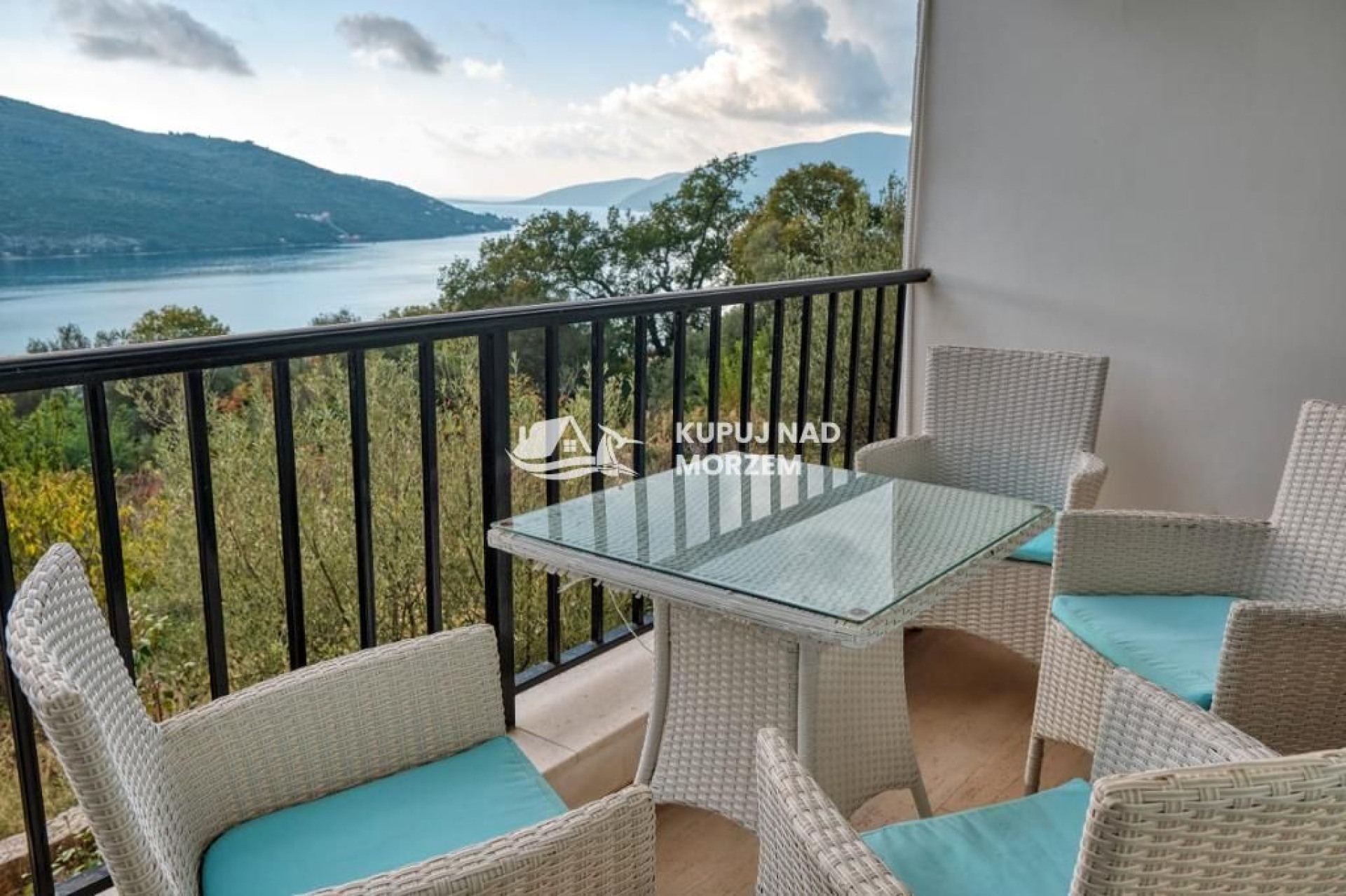Przestronny dwupoziomowy apartament z widokiem na morze w Kumbor, Herceg Novi