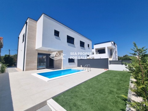 Semi-detached house with swimming pool on the south side of the island of Vir, 260 m from the sea